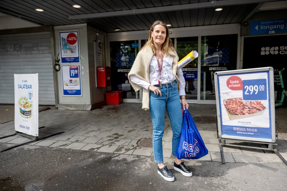 Julie Hekkeberg bekymrer seg for studenter og lavinntektsfamilier når matvareprisene er ventet å øke kraftig fra juli. Her står hun utenfor Rema 1000-butikken på Grønland i Oslo.
