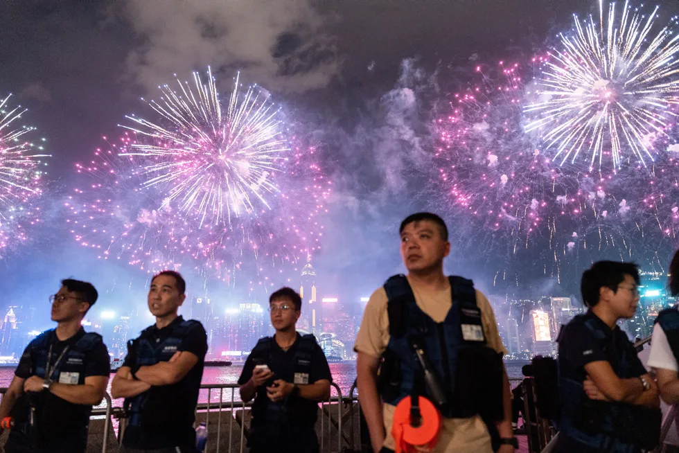 Det var fyrverkeri over Victoria Harbour i Hongkong tirsdag kveld for å markere 75-årsdagen til Folkerepublikken Kina. Feiringen har fortsatt ved Hongkong-børsen, hvor hovedindeksen har steget med over seks prosent.