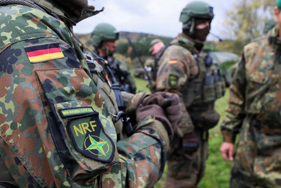 Logoen for Nato Response Force (NRF) sees på jakken til den tyske soldaten. Langt flere styrker skal nå på høy beredskap.