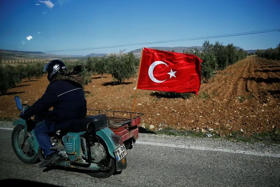 En tyrker ved grensen til Syria viser sin støtte til tyrkiske soldater som kjemper mot kurdere nord i Syria. Tyrkiske myndigheter slår hardt ned på kritikk av militæroffensiven, noe som nå har rammet hele styret i den tyrkiske legeforeningen. Foto: Lefteris Pitarakis / AP / NTB scanpix
