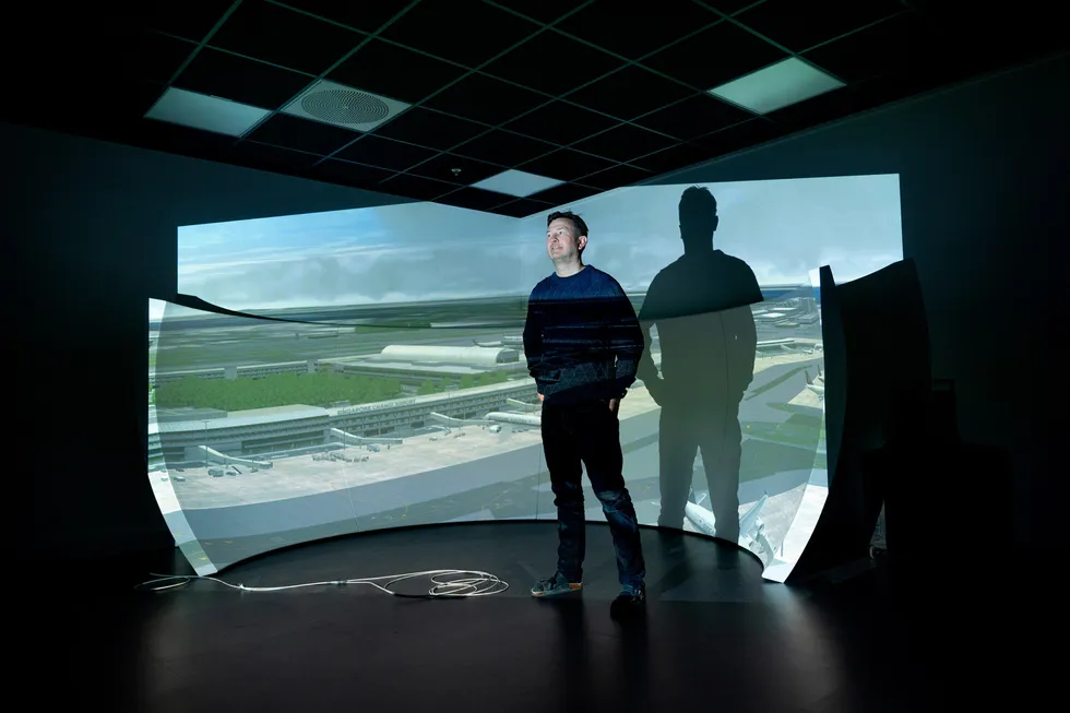 Gründerselskapet Norxe har hatt en kjempevekst på avanserte videoprojektorer som produseres på Kråkerøy i Fredrikstad. Her gründer Kjell Einar Olsen i en 180-graders simulator.