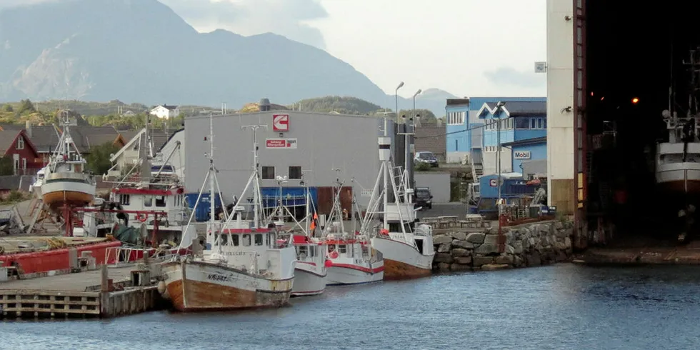 SLIP: Ballstad havn med Ballstad Slip i Lofoten.