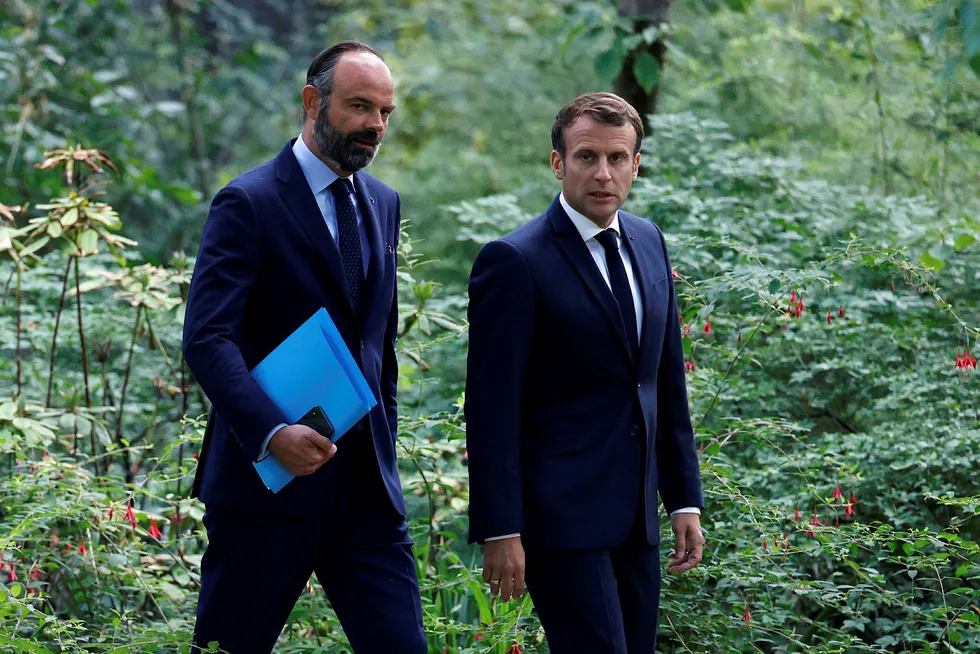 Frankrikes statsminister Édouard Philippe (t.v.), her sammen med president Emmanuel Macron, har varslet at han går av.
