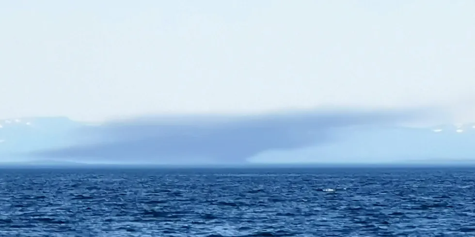 Onsdag brant en sjark ute på Porsangerfjorden mellom Hamnholmen og Reinøya. Fisker Joakim Johansen sto 12 nautiske mil unna og så røyken fra brannen.