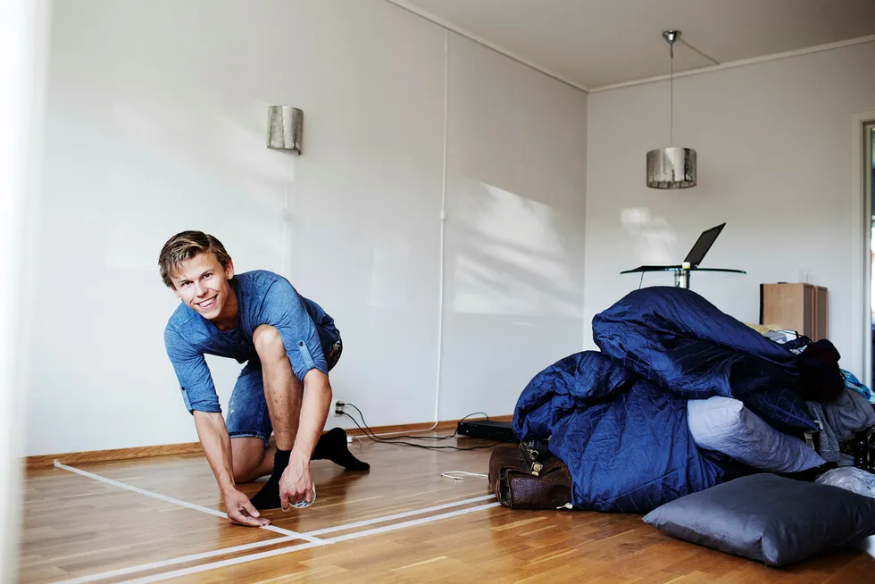 Håkon Caspari (22) har kjøpt sin første bolig i Trondheim. Han har fullt kjør resten av sommeren med oppussing i den nye leiligheten. Her taper han gulvet for å skulle sette opp nye vegger.