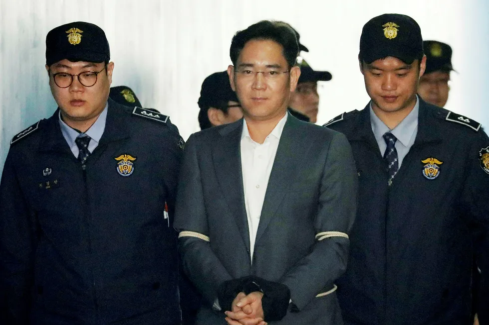 Samsung-gruppens toppsjef Lee Jae-yong er tiltalt for bestikkelser og underslag. Han innrømmer utbetalinger på flere hundre millioner kroner, men forsvarer seg med at det skjedde under press fra den avsatte presidenten. Foto: Kim Hong-Ji/TPX/Reuters/NTB Scanpix