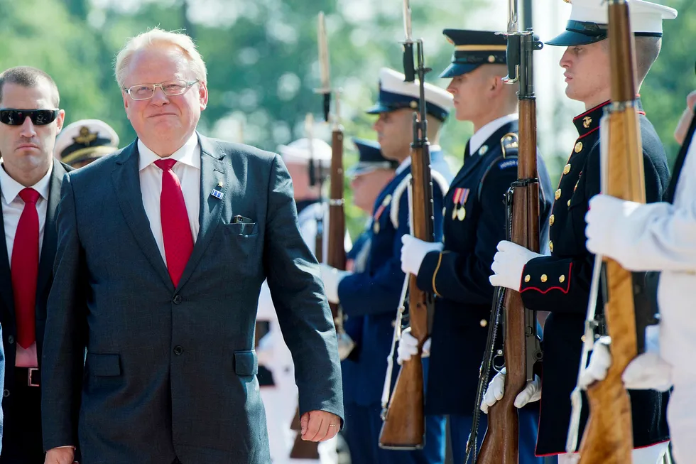 Forsvarsminister Peter Hultqvist, her på USA-besøk i fjor, og to andre svenske statsråder ble møtt av mistillitsforsag onsdag ettermiddag. Nå kan hele regjeringen tre til side. Foto: Saul Loeb/AFP/NTB Scanpix