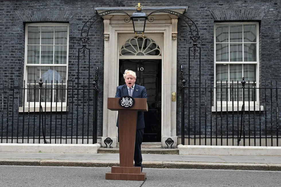 Storbritannias statsminister utenfor 10 Downing Street i London, der han erklærer at han går av som statsminister.