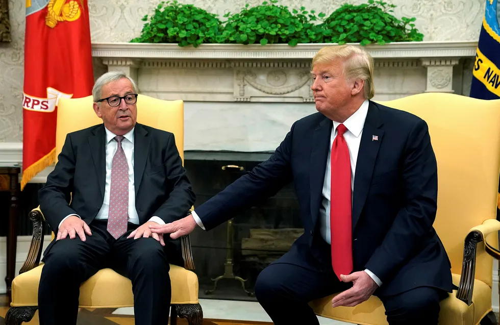 USAs president Donald Trump og Europakommisjonens president Jean-Claude Juncker møttes onsdag kveld i det ovale kontor i Det hvite hus i Washington. Foto: KEVIN LAMARQUE/Reuters/NTB Scanpix