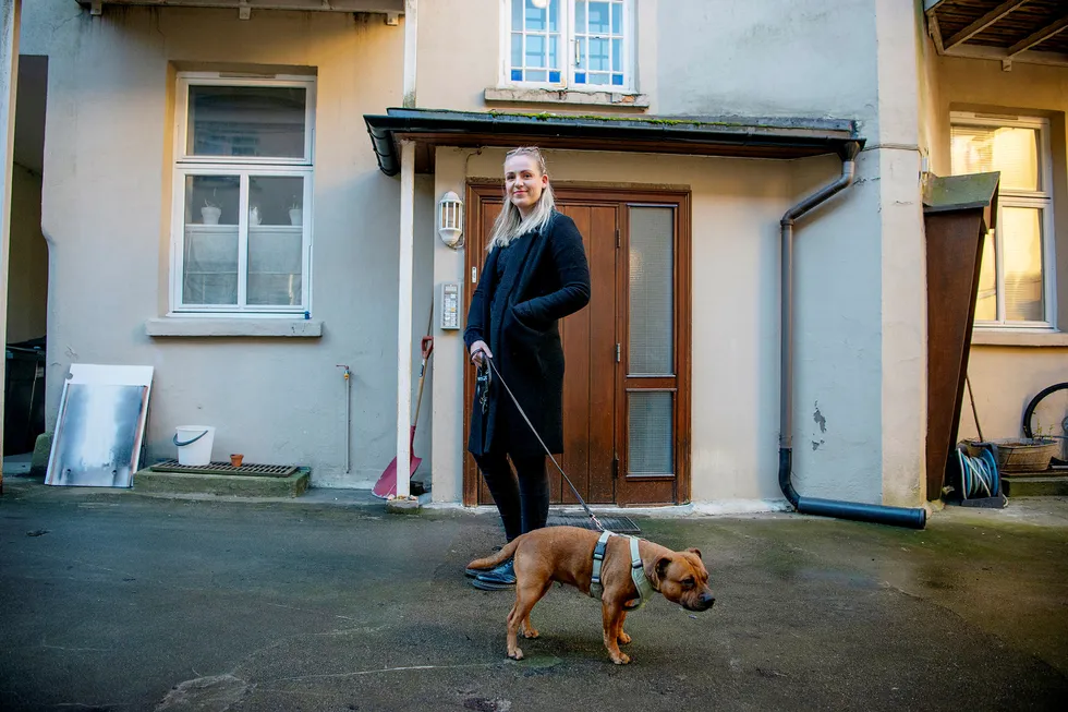 Frida Maria Grande (28) og hunden Tinder tilbringer påskeferien på Kampen i Oslo. Som LO-medlem har Grande en av markedets laveste boliglånsrenter.