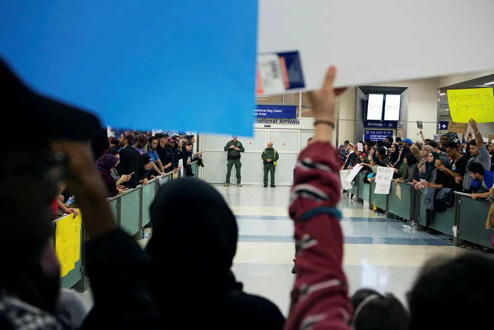 Over hele verden har folk demonstrert mot Trumps avgjørelse om å midlertidig nekte innreise for personer fra utvalgte land. Her fra en demonstrasjon på den internasjonale flyplassen i Dallas 28. januar. Foto: G. Morty Ortega/AFP/NTB Scanpix