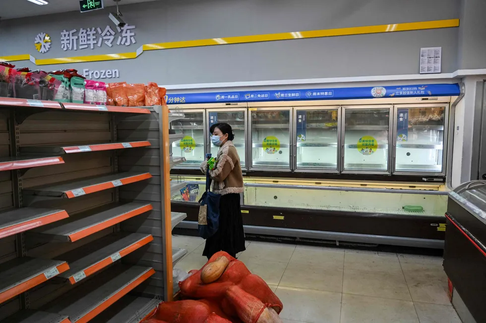Det har vært panikkhandling i Shanghai etter smitteutbrudd og omfattende nedstengning av millionbyen. Kunder møter tomme matvarehyller. Her fra en dagligvarebutikk i Shanghai tirsdag.