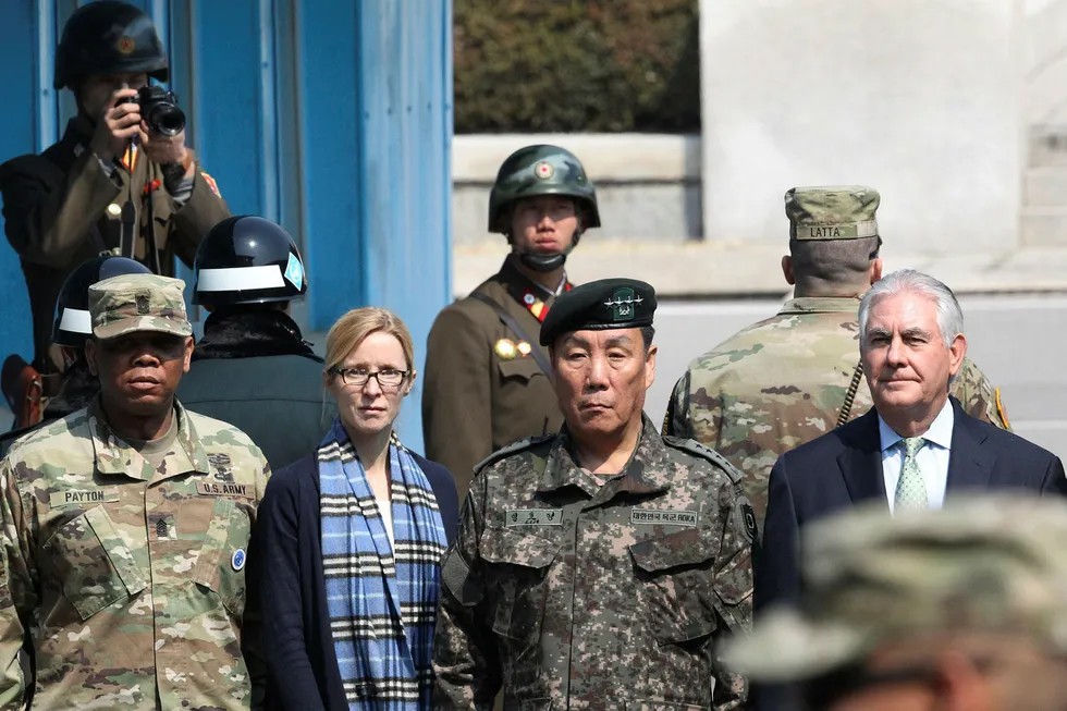 USAs utenriksminister Rex Tillerson (til høyre), avbildet på grensen mellom Sør-Korea og Nord-Korea, med nordkoreanske soldater utstyrt med fotoapparat bak seg. Foto: AP / NTB Scanpix