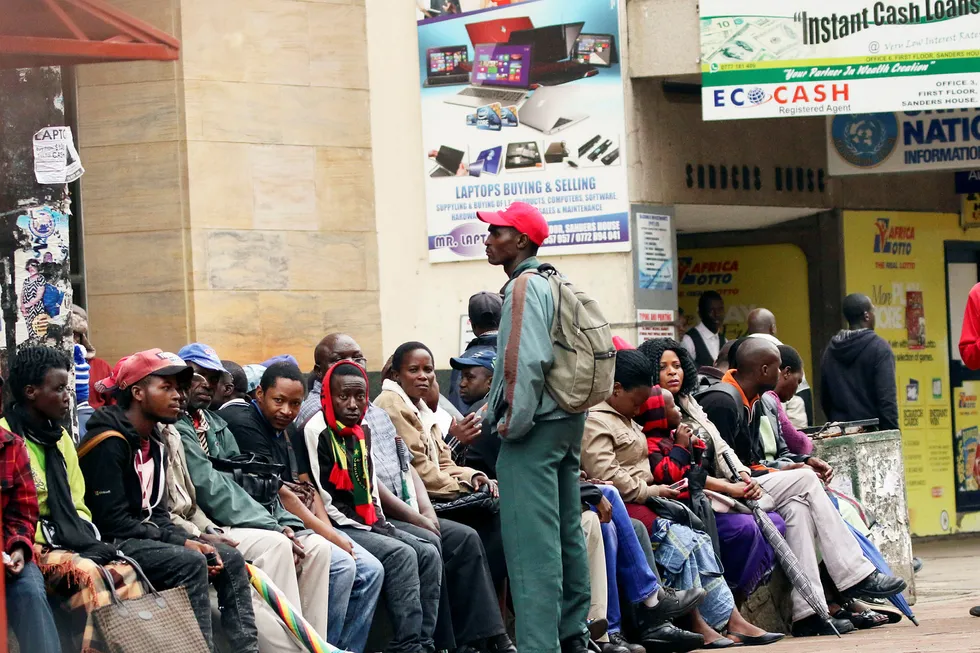 Det har vært lange køer for å ta ut penger i Zimbabwes hovedstad Harare den siste tiden.