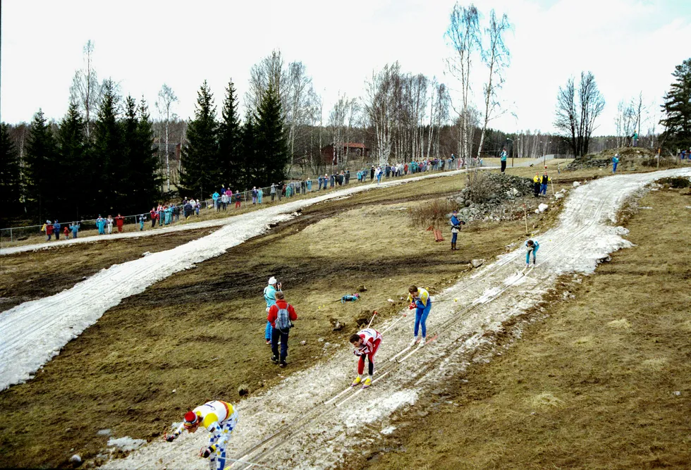 Det var ikke rare snøforholdene som ventet løperne i verdenscupen da Svenska Skidspelen i Falun kjørte i gang verdenscuphelg på den brunhvite snøen i mars 1989. Foto: Lars Hedberg/TT/NTB Scanpix