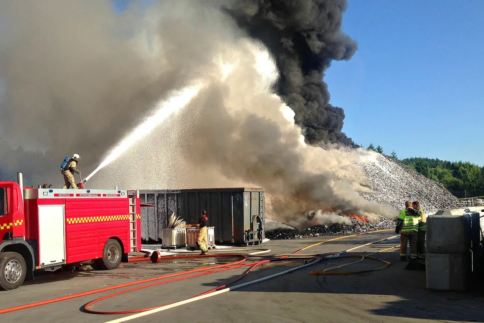 140 tonn elektroavfall brant opp ved avfallsbedriften Revac i Vestfold i 2014. Nå er tre personer dømt til ubetinget fengsel. Foto: Vestfold Interkommunale Brannvesen