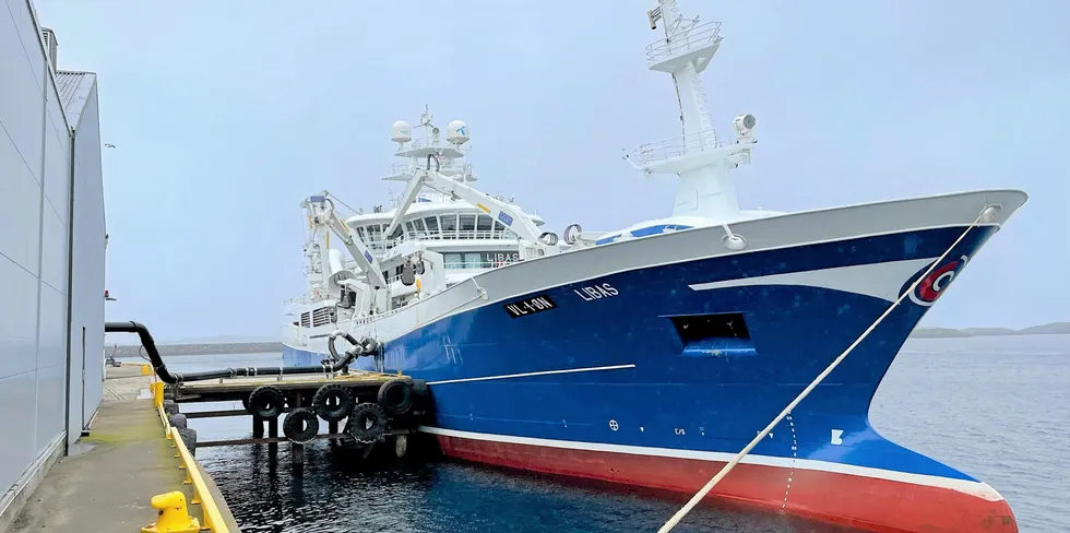 21. juli leverte «Libas» 350 tonn makrell til Pelagia på Træna. Fabrikksjef Sverre Hyttan forteller om «ok» kvalitet på leveransen, som er årets første fra den havgående flåten.