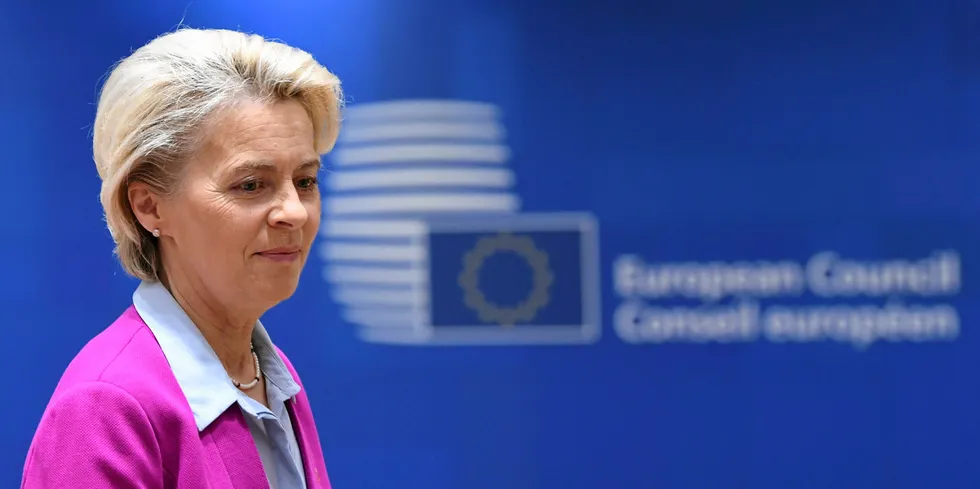 «We are now working on an emergency intervention and a structural reform of the electricity market», skriver EU-kommisjonens leder Ursula von der Leyen mandag.