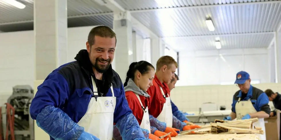 TILSKJÆRING: Jörn Dörfel ved L. Bergs Sønner går god for produktet han selv er med å produsere. – Det er veldig bra, sier han. Foto: Silje Helene Nilsen