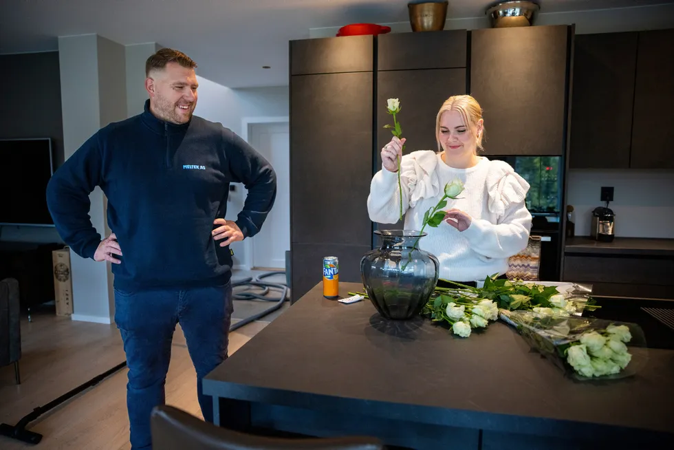 Tobias Melleberg og Maiken Aas Solbakken gjør klar boligen til visning i Fjerdingby. – Blir det dårligere tider nå, eller mindre trykk i markedet, tror jeg vi venter med å selge – da får vi heller leie ut en periode, sier Melleberg.