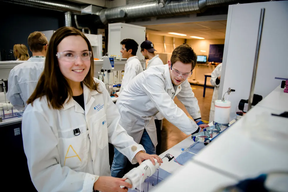 Petroleumsstudent Kristine Nielsen Berg ved NTNU ser tegn til lysning i oljebransjen. Her er hun på laben sammen med medstudent Stian Mydland. Foto: Ole Martin Wold