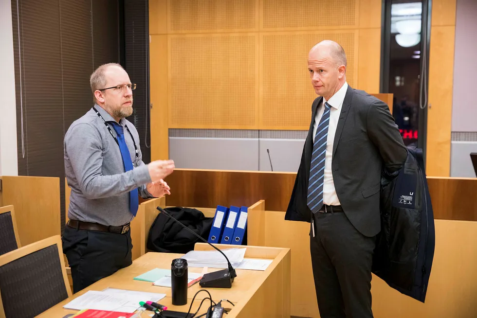 Politiadvokat Hans Petter Pedersen Skurdal i samtale med forsvarer Svein Holden før retten ble satt. Foto: Gunnar Lier