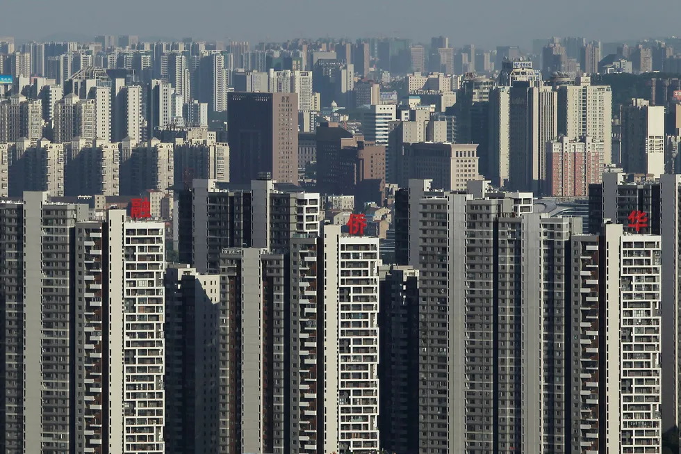 Ingen land i verden har bygget flere boliger enn Kina de siste årene. Veksten i Kinas økonomi har vært gjeldsdrevet anført av eiendomsmarkedet. Nå går det trolig mot strammere tider i den kinesiske eiendomssektoren. Bildet viser boligblokker i Shanghai. Foto: Darley Shen/China out/Reuters/NTB scanpix