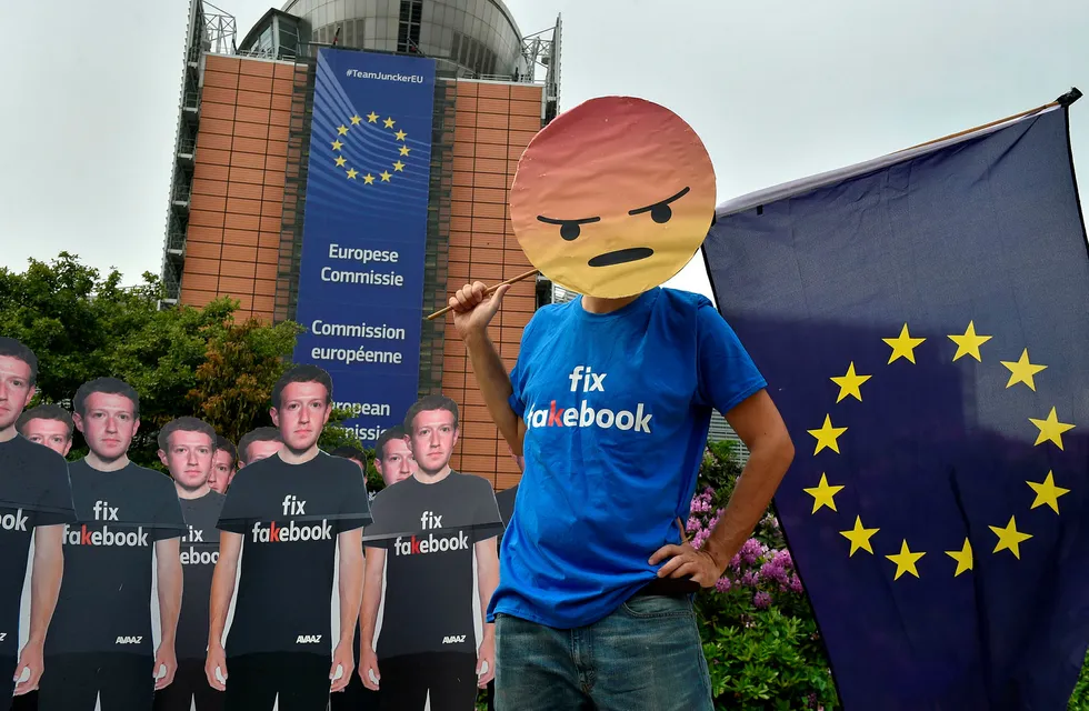 Aktivister demonstrerte mot Facebook med pappfigurer av Mark Zuckerberg påmalt slagordet «Fix Fakebook» utenfor EUs hovedkvarter i Brussel i slutten av mai. Foto: John Thys/AFP/NTB Scanpix