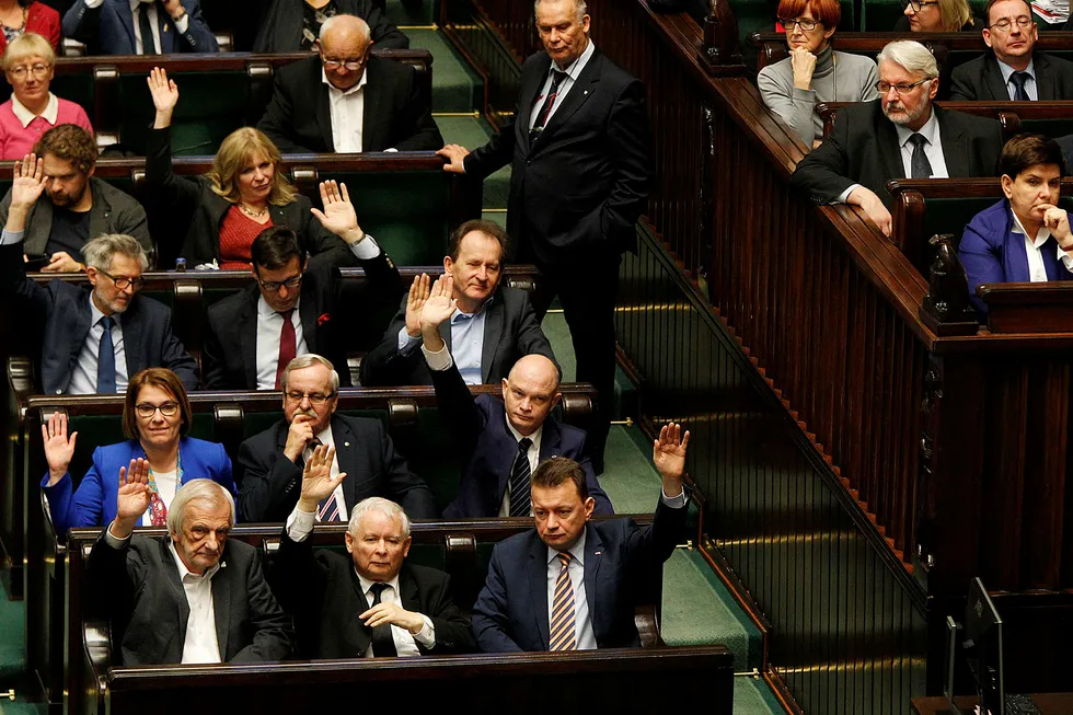 Polske folkevalgte stemte fredag over de foreslåtte endringene av rettsvesenet i landet. Regjeringspartiet PiS' leder Jaroslaw Kaczynski sitter i midten på første benk. Foto: AP/NTB Scanpix