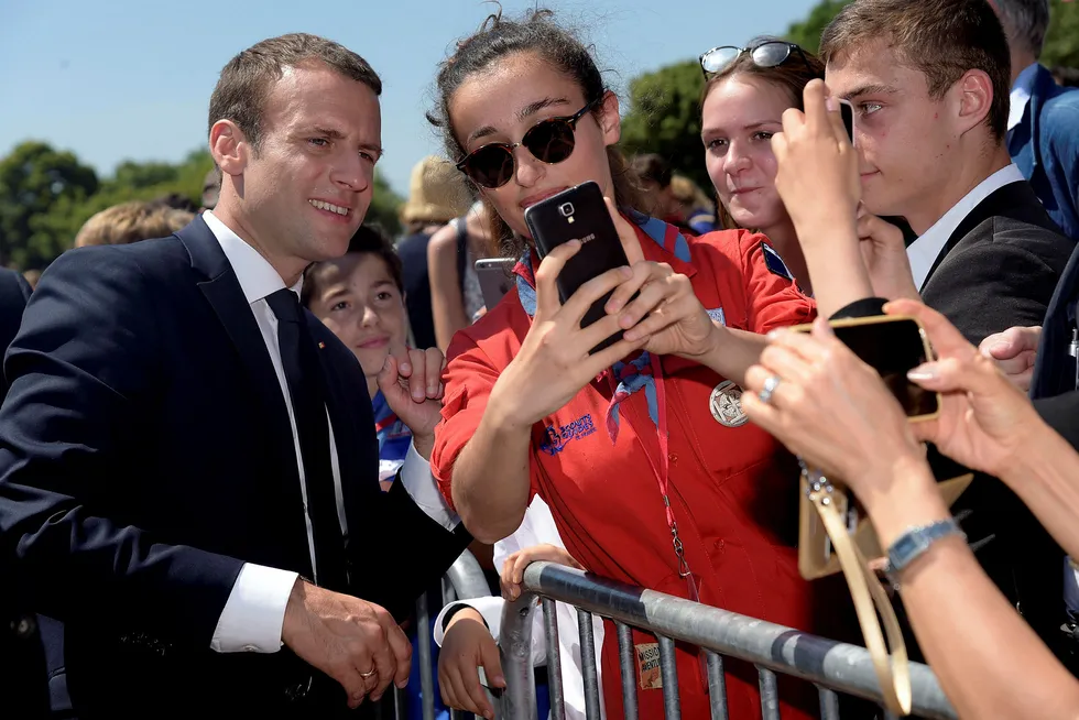 President Emmanuel Macron ved Mont Valeriens minnesmerke i Suresnes i nærheten av Paris søndag. Foto: Scanpix / Reuters / Bertrand Guay