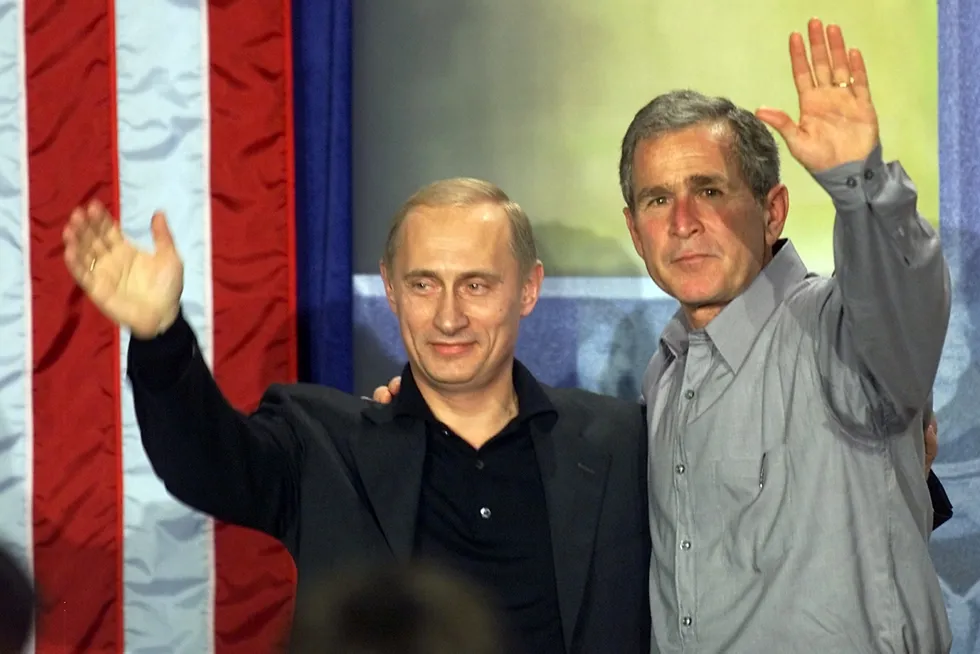 Russlands president Vladimir Putin og USAs president George W. Bush fant tonen i 2001. Vel 20 år senere har angrepskrigen i Ukraina skapt et bunnivå i forholdet til Vesten.