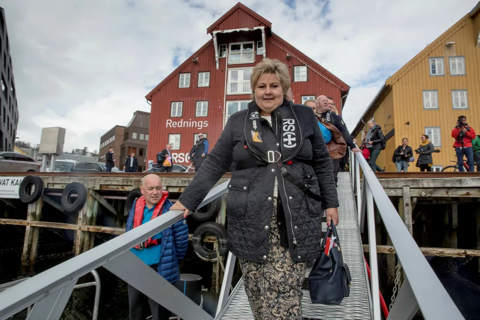 Statsminister Erna Solberg (H) innledet torsdag en fire dagers reise i et Nord-Norge der de økonomiske utsiktene er lyse, men hvor regjeringspartiene ikke innkasserer gode tall på meningsmålingene. Foto: Bjørnbakk,Jan-Morten
