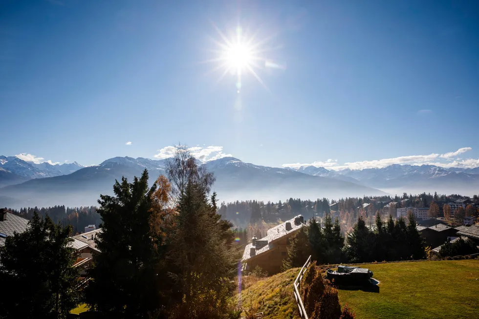 På kort tid har generasjonsskiftene i noen av landets rikeste familier skutt fart. Flere av familiene bruker den samme metoden når de har overført formuen til barna før de har flyttet til Sveits. Her fra byen Crans-Montana i de sveitsiske alper.
