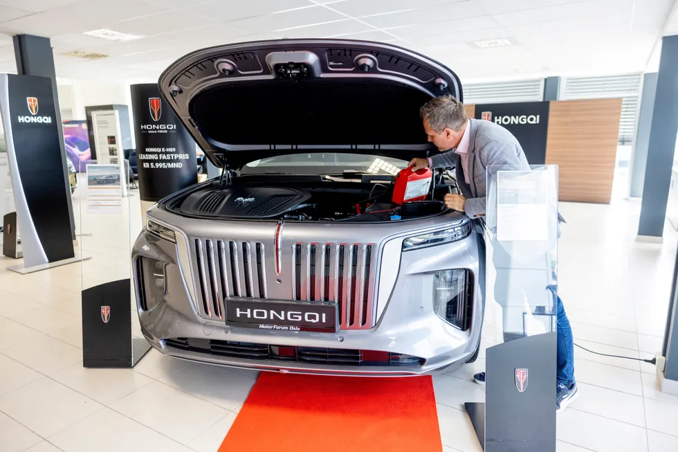 Kinesiske elbiler, som Hongqis «Rolls-Royce»-modell, kan bli dyrere i EU på grunn av økt toll, men den norske regjeringen forsikrer at det ikke vil gjelde i Norge.