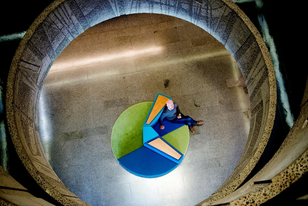NVE-sjef Per Sanderud i den skovlhjulformede sofaen i det vernede NVE-bygget ved Frognerparken. Trappegangen er formet som en vanntunnel mot en turbin. Foto: Mikaela Berg