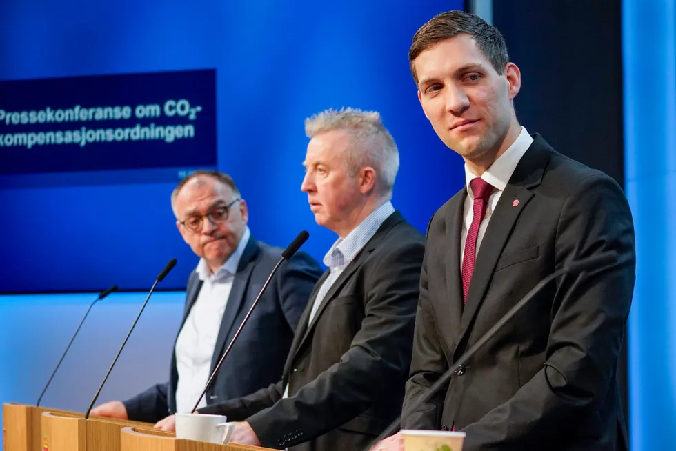 Klima- og miljøminister Andreas Bjelland Eriksen (Ap) på pressekonferansen etter at regjeringen ble enige med partene i industrien om en ny ordning for strømstøtte for kraftkrevende bedrifter.