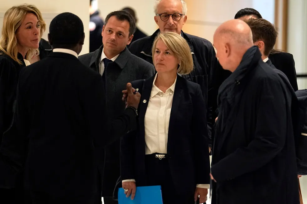 Toppsjefen i Air France, Anne Rigail, på vei til retten for å forklare seg om ulykken i 2009, der 228 personer omkom under en flystyrt over Atlanterhavet.