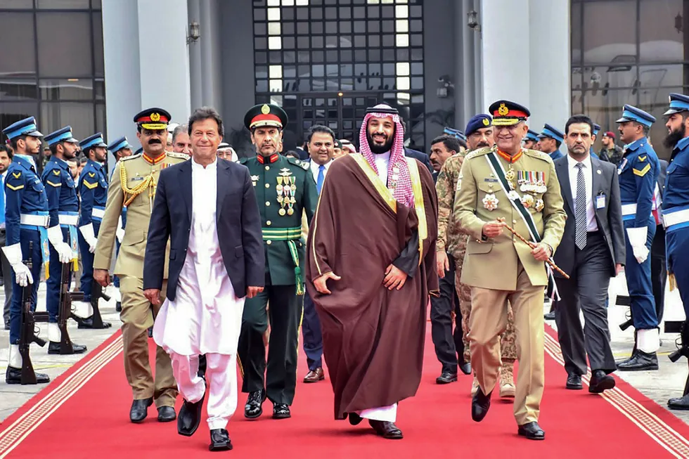 Den røde løperen rulles ut for Saudi-Arabias kronprins Mohammed bin Salman, som skal avlegge Pakistan, India og Kina besøk. Pakistans statsminister Imran Khan (til venstre) og Pakistans forsvarsleder Qamar Javed Bajwa (til høyre) flankerer kronprinsen. Den saudiarabiske delegasjonen kommer med kapital og store kontrakter.