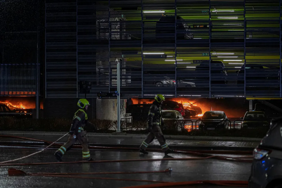 Bilbrannen i parkeringshuset på Stavanger Lufthavn Sola 7. januar gjorde skade på flere hundre biler og brannvesenet jobbet gjennom natten med å slukke.