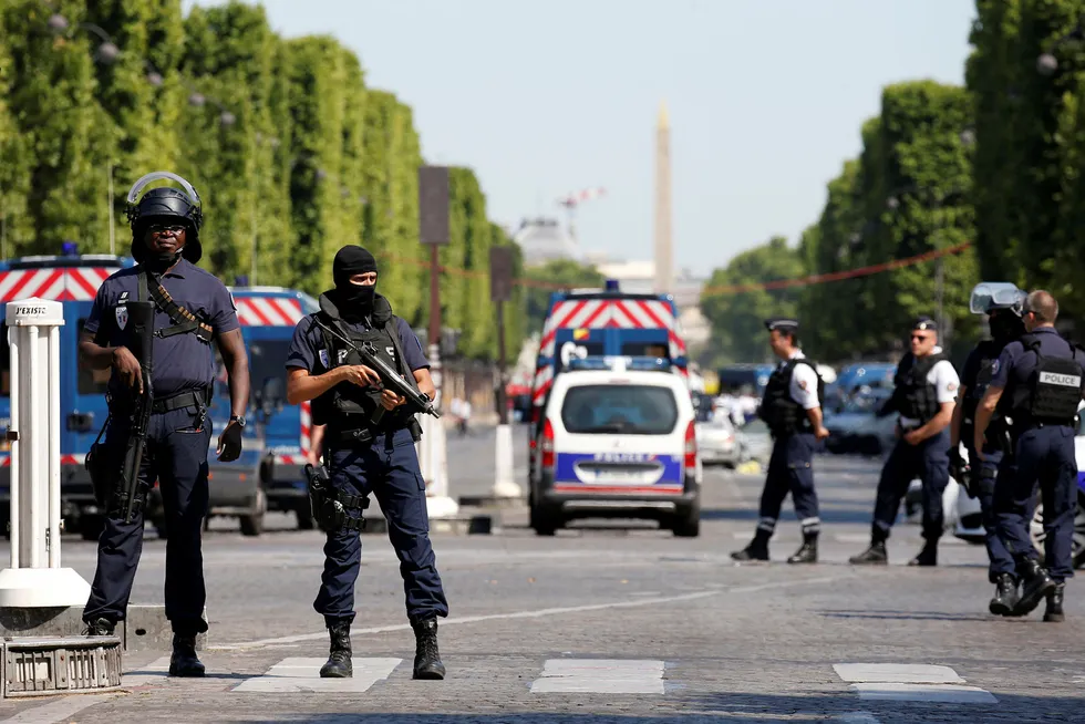 Fransk politi sikrer et område ved Champs-Élysées i Paris etter en hendelse mandag. Foto: REUTERS/Gonzalo Fuentes/NTB Scanpix