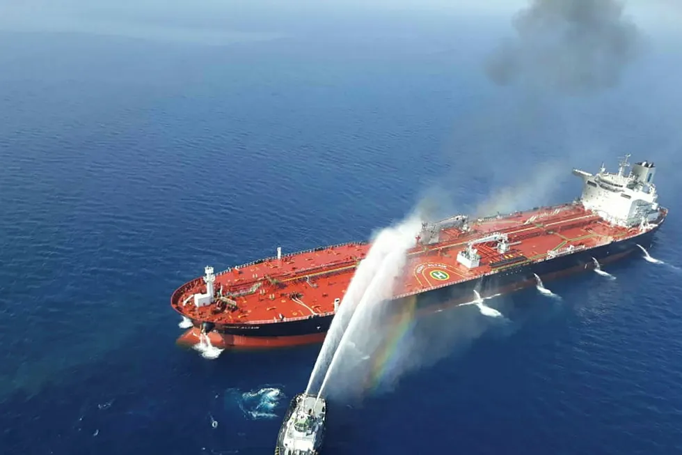 Frontline-skipet «Front Altair» under slukkingsarbeidet etter angrepet sist uke i Omanbukta.