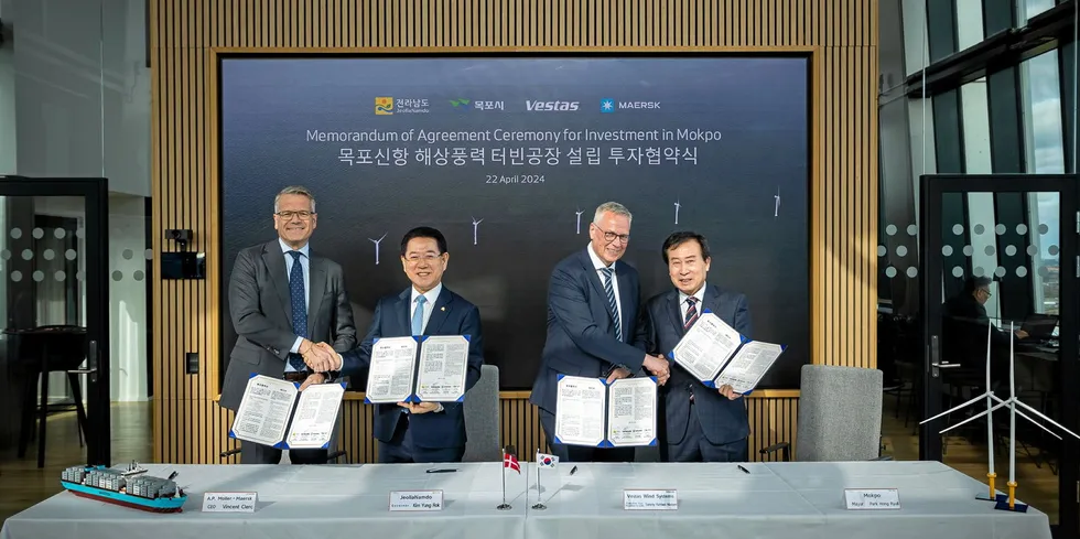 Left to right: Vincent Clerc, CEO of Maersk, Kim Yung-rok, governor of Jeollanam Province, Vestas COO Tommy Nielsen and Park Hong-ryul, mayor of Mokpo City.