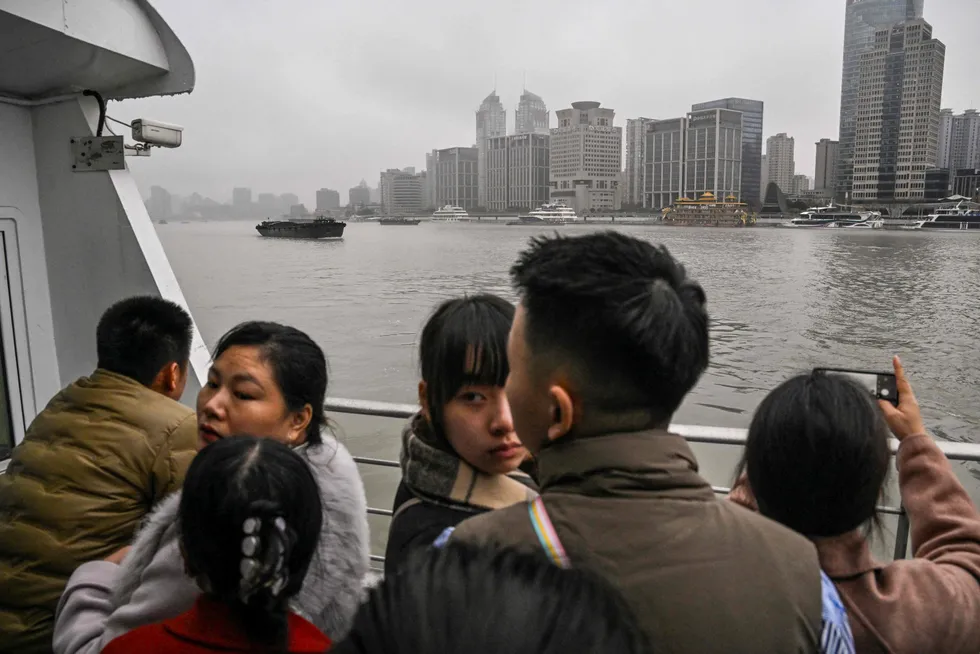 Været i finansbyen Shanghai i helgen gjenspeiler den rufsete kinesiske økonomien. Prisene faller og eksportørene kutter priser for å få salg.