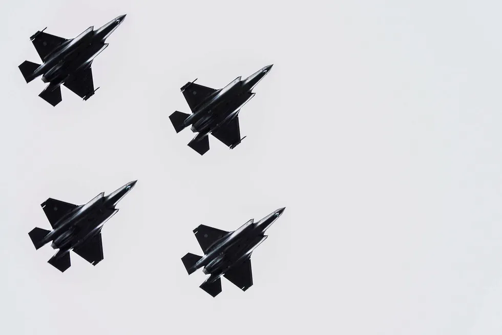 Fire F-35-jagerfly flyr over Akershus festning under 75-årsmarkeringen for frigjøringen 8. mai. Nå kan den svekkede kronen føre til at årets levering av seks nye F-35-fly kan bli langt dyrere enn planlagt.