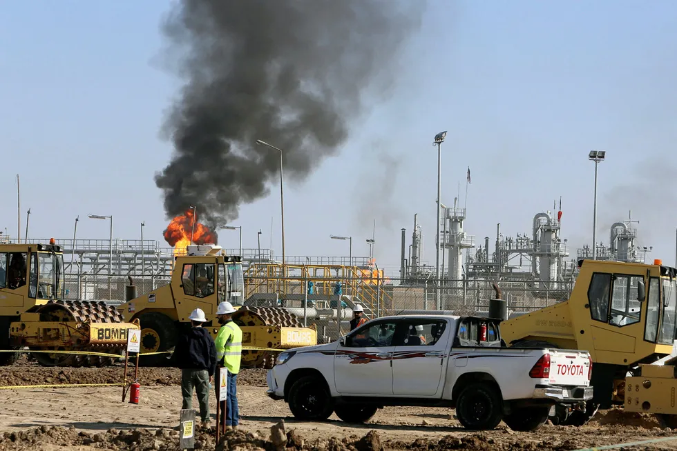 IEA fant få tegn til store endringer i olje- og gasselskapenes investeringer, hvor mindre enn 1 prosent av de totale kapitalutgiftene utenfor deres kjernevirksomheter har gått til ren energi. Her fra oljefeltet West Qurna-1 i Irak, hvor ExxonMobil er operatør