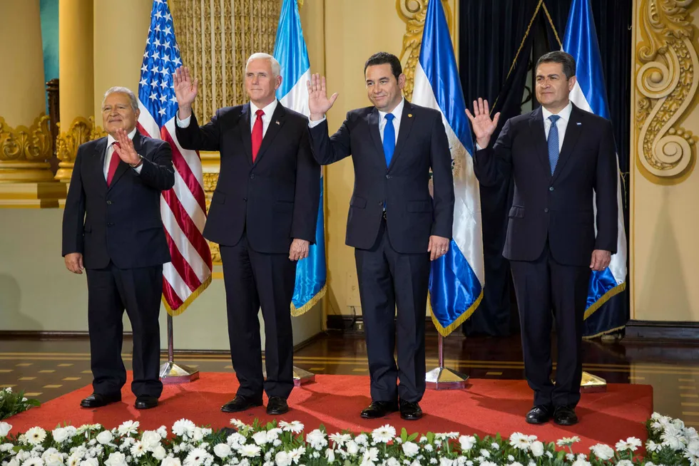 USAs visepresident Mike Pence møtte presidentene Salvador Sánchez fra El Salvador, Jimmy Morales fra Guatemala og Juan Orlando Hernández fra Honduras da han torsdag besøkte Guatemala. Foto: Luis Soto / AP / NTB scanpix