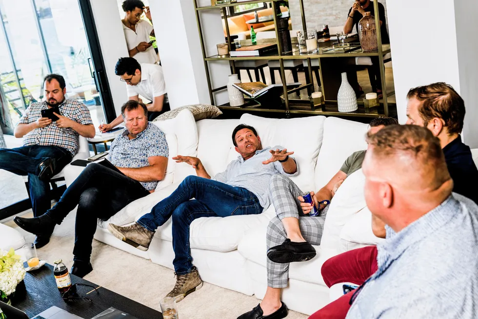 Svein Erik Nilsen (til venstre i sofaen) besøkte Jordan «Wolf of Wall Street» Belfort i Miami i april. Belfort ligger midt i sofaen med mørkeblå jeans.