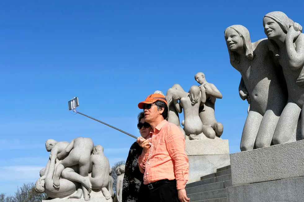 Kinesiske turister tar selfie i Vigelandsparken. Foto: Per Ståle Bugjerde
