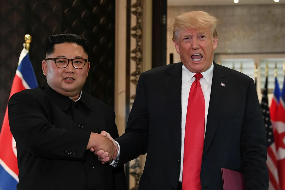 Nord-Koreas diktator og leder Kim Jong-un og USAs president Donald Trump fant tonen under det første toppmøtet i Singapore i 2018. Nå skal de møtes i Vietnam – et land som USA har fått et svært godt forhold til og blir sett på som en alliert i Asia.