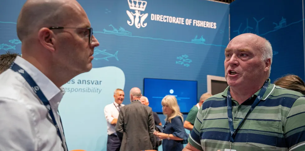 Det stormer rundt Fiskeridirektoratet om dagen. Bildet viser fisker Ulf Garstad fra Rørvik og Tord Monsen fra Fiskeridirektoratet på standen deres under NorFising i 2022.